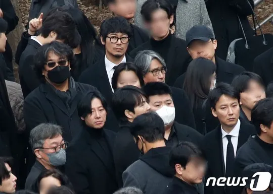 《寄生上流》導演奉俊昊、《屍速列車》金義聖也到場送李善均最後一程。翻攝news1