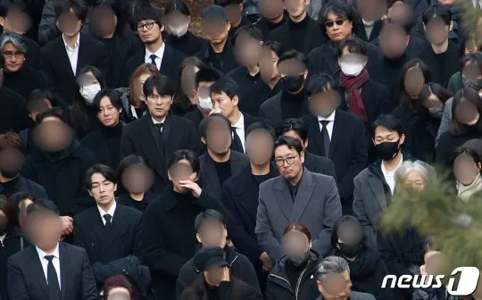 鄭雨盛、金南佶、趙震雄、朴星雄、金東旭、朴勳現身李善均的告別式。翻攝news1