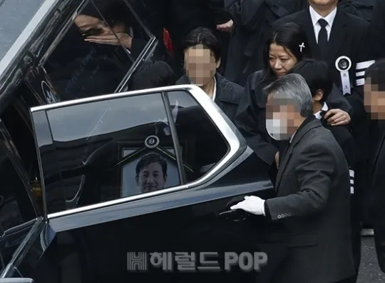 田慧振緊牽著小兒子。翻攝heraldpop