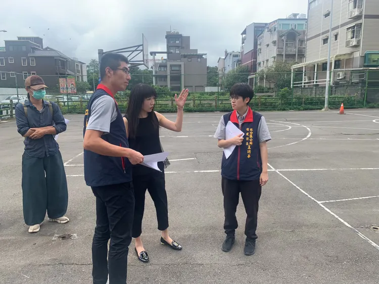 「林口阿姨」新北市議員蔡淑君議員於10月2日至機車練習場現勘，並爭取增設圍網、場內標線重繪及更新籃球架。公所提供