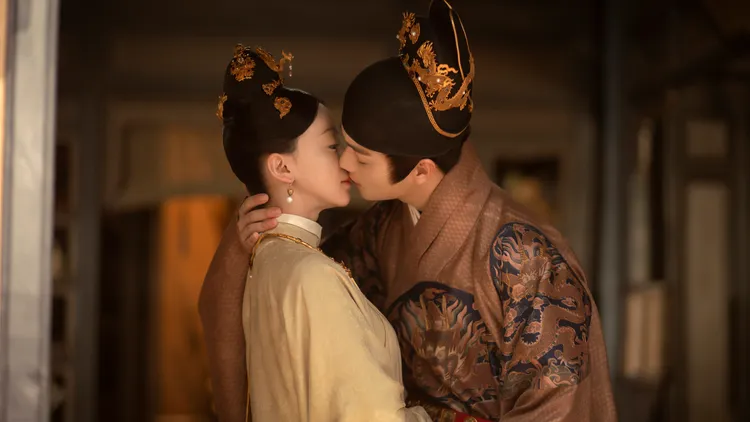 吳謹言（左）覺得角色對感情隱忍，與許凱減少吻戲安排已有默契。八大提供