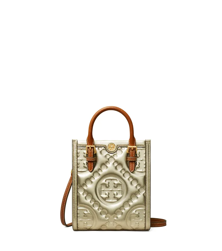 T Monogram迷你壓花金屬托特包，1萬6900元。品牌提供