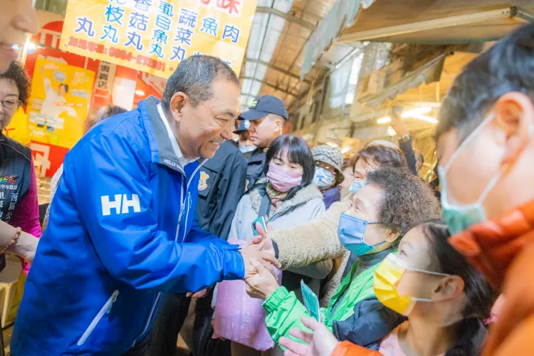 市場婆媽搶著和侯友宜握手。侯友宜競總提供