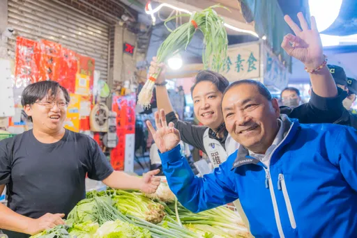 侯友宜搶攻台中向上市場 陪羅廷瑋掃街!攤商熱情喊「凍蒜」