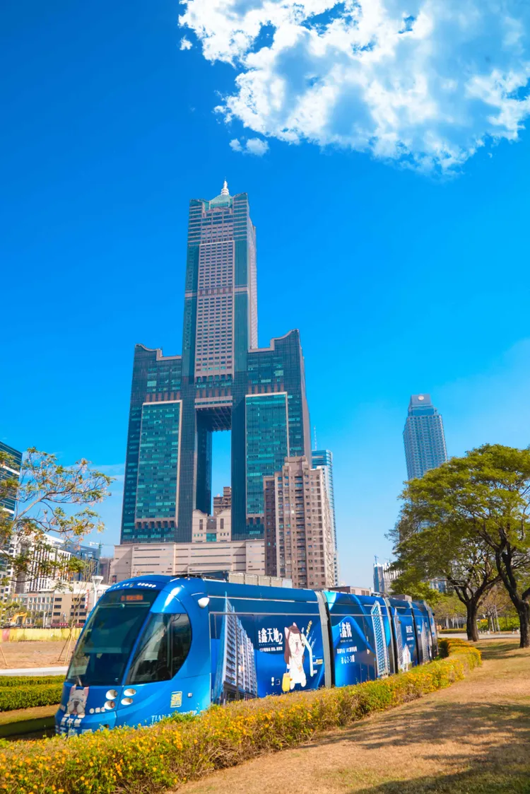 環狀輕軌成圓並行經市區許多地標旁，對於建案行銷有著不小加分。葉家銘攝