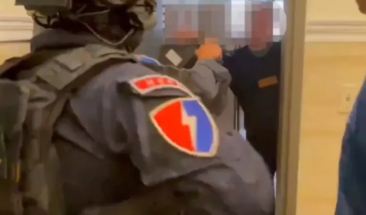 警方日前攻堅集團主嫌與成員住處。翻攝畫面