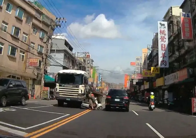 民眾提供行車紀錄器還原肇事經過。交通大隊提供