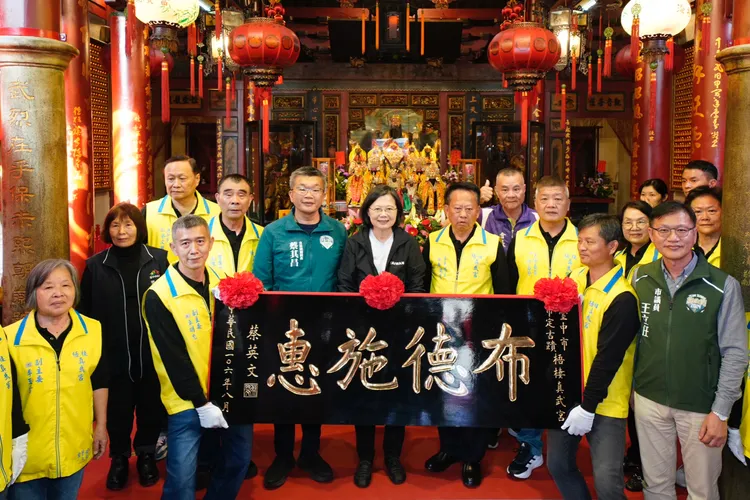 蔡英文到梧棲真武宮致贈匾額。蔡其昌競總提供