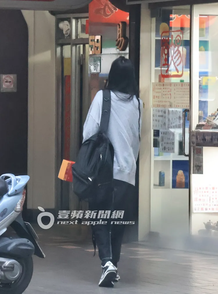 最後李千娜到達林森北路附近的設計公司商討裝潢事宜。特勤中心攝