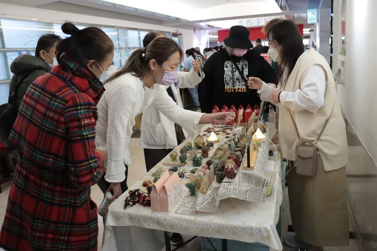 彰化醫院舉辦院慶義賣活動。院方提供