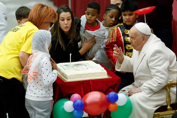教宗17日過生日，小朋友幫他慶生。路透社