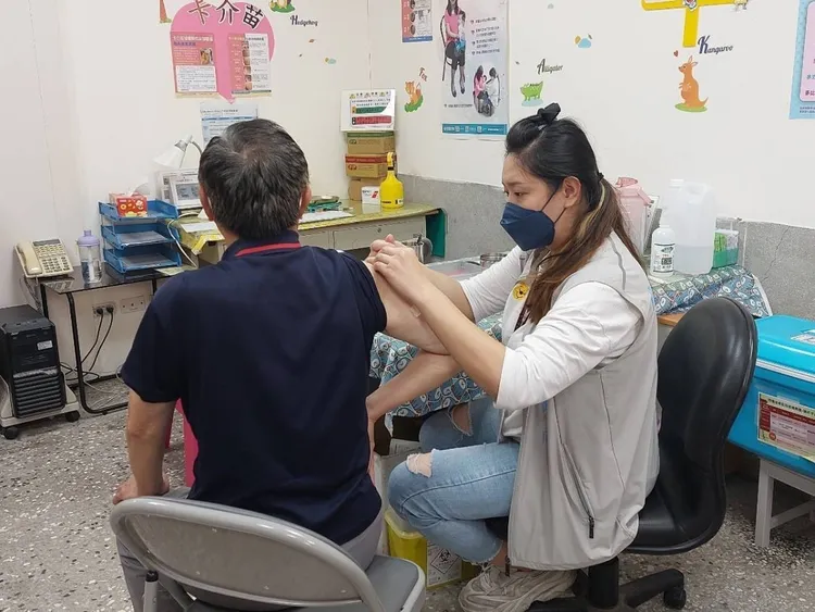 桃園市衛生局表示，新冠、流感疫苗齊接種保健康。桃園市衛生局提供