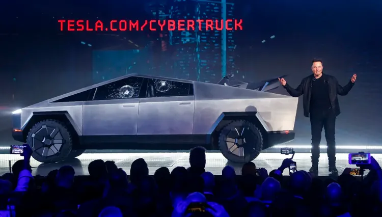 馬斯克在2019年發表會砸破車窗，外界印象深刻。資料照片