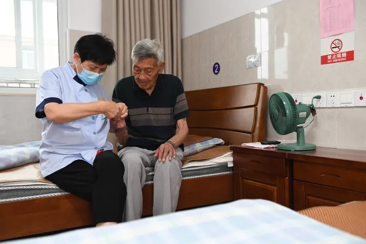 江蘇如東一間敬老院，工作人員為長者剪指甲。新華社