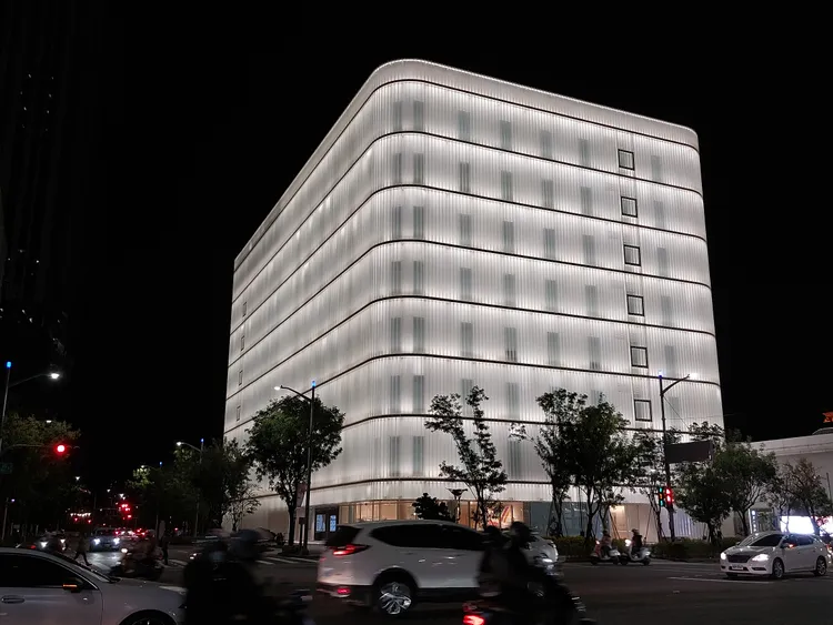 夜間醫院外觀如一盞大燈籠。凃建豐攝