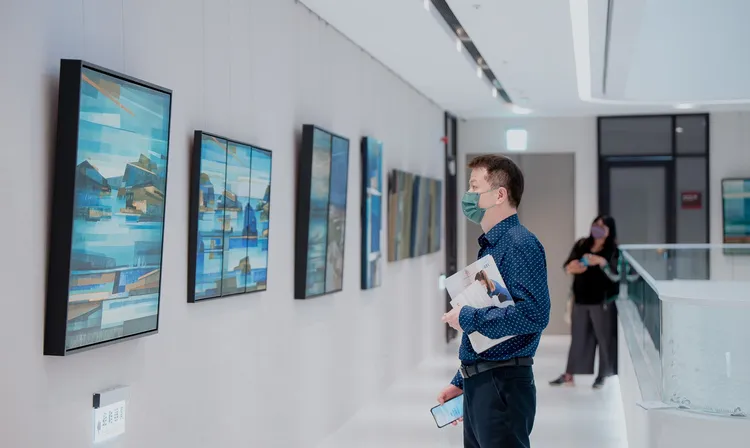 民眾在醫院裡欣賞畫作。高禾醫院提供