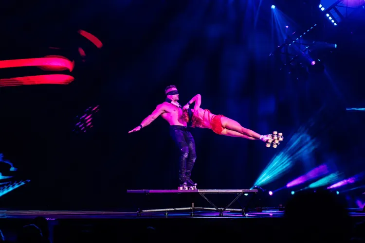 雙人溜滑特技，現場觀眾紛紛叫好。寬宏藝術提供