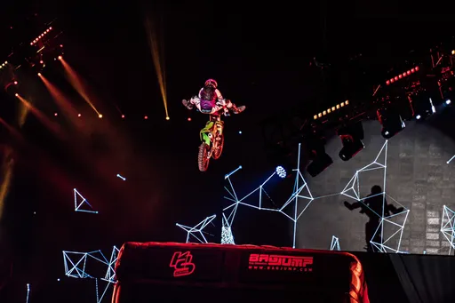 幻光繪影結合瘋狂特技　馬戲大秀跨年連假開演