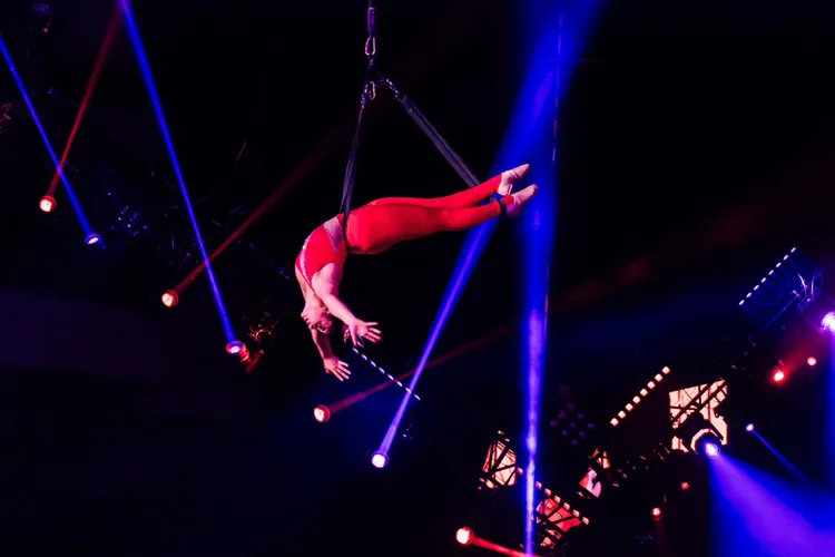 髮絲垂掛讓觀眾看得驚心動魄。寬宏藝術提供