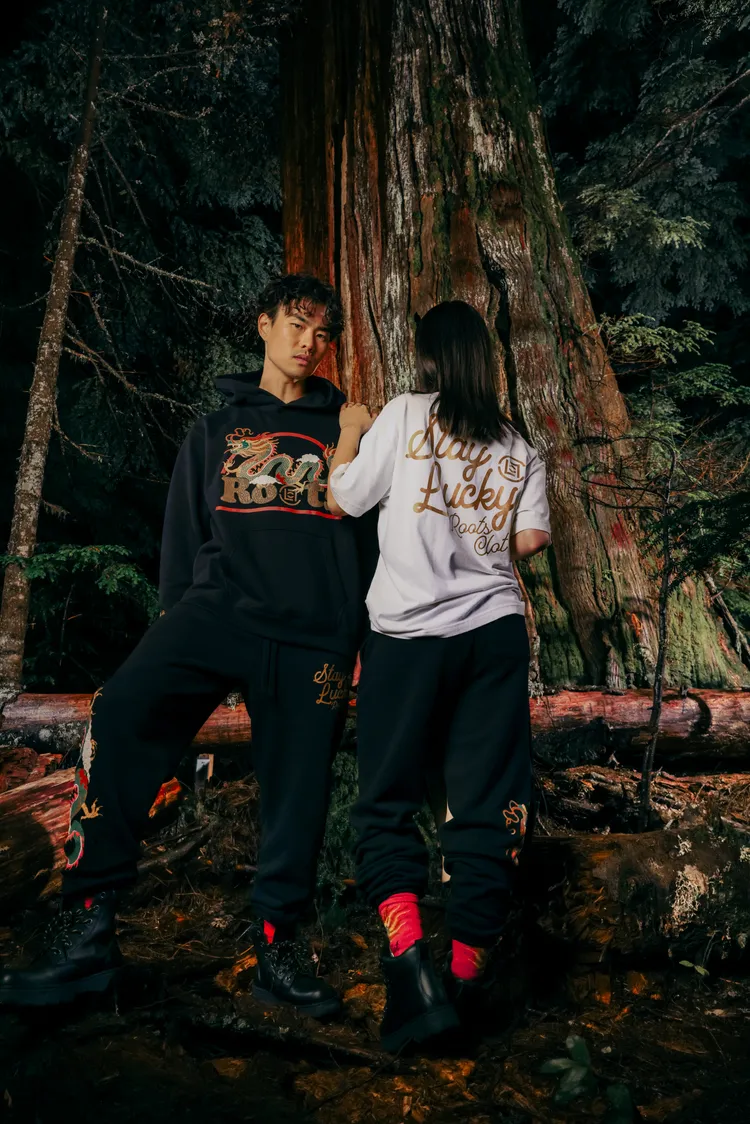 陳冠希表示服飾運用耀眼的紅色及金色元素象徵新年好運到的寓意。品牌提供