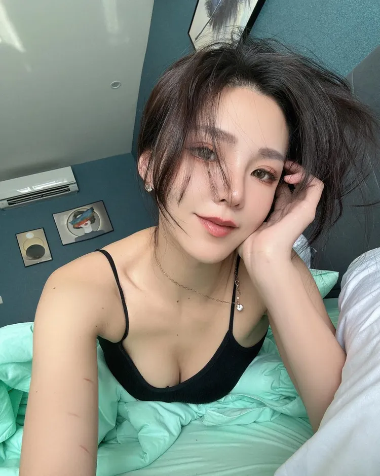 D奶女神「工業凱C」，擁有32D好身材。翻攝《工業凱C 》粉絲頁