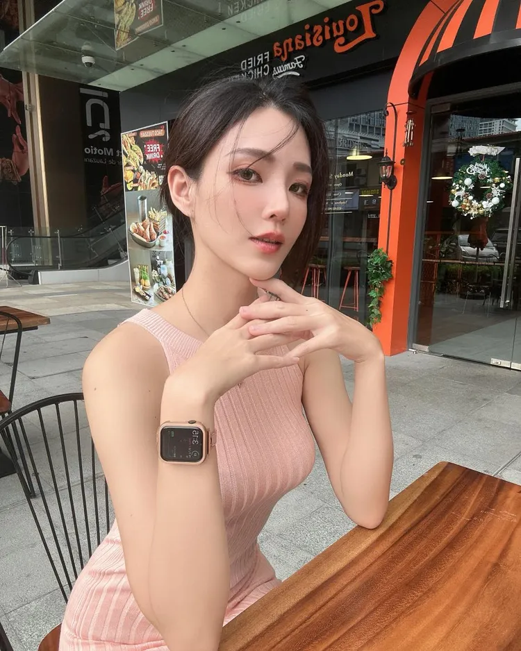 D奶女神「工業凱C」，擁有32D好身材。翻攝《工業凱C 》粉絲頁