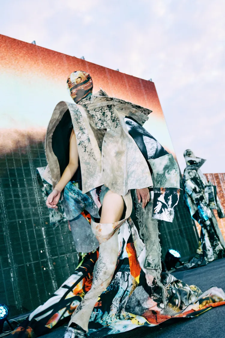 金賞作品「一分之一」韓順之設計師以手染、刷破痕跡象徵記憶透過影像碎片在「一為全，全為一」的整體流動。青年局提供