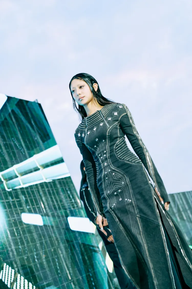 銀賞作品「納婀馬第之裔」，設計師董承以黑至白的色階漸進象徵傳統社會的階級形象。青年局提供