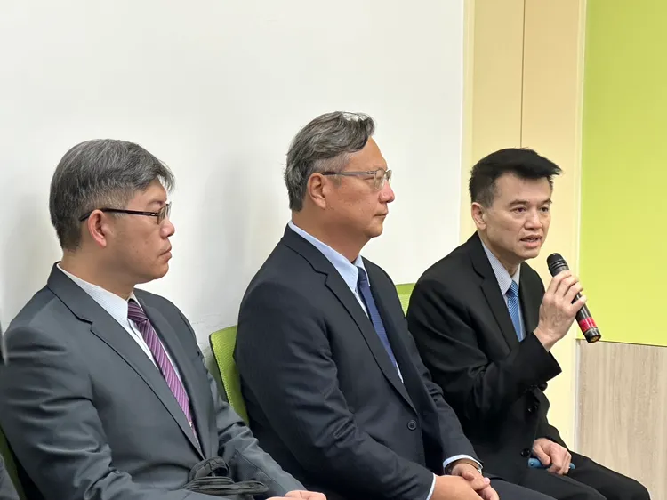 國防大學發言人余熙明（右）、國防大學理工學院院長崔怡楓（中）於現場回應。潘袁詩羽攝