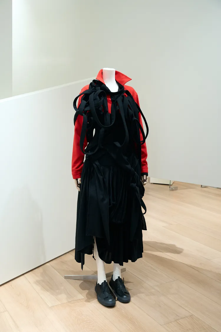 雙色迴圈呈現出繁而不亂的華麗韻味。品牌提供