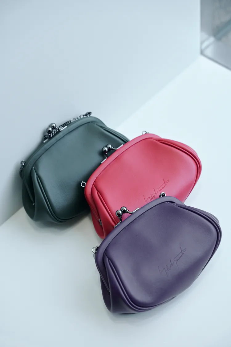 小巧口金包披上鮮亮色彩。品牌提供