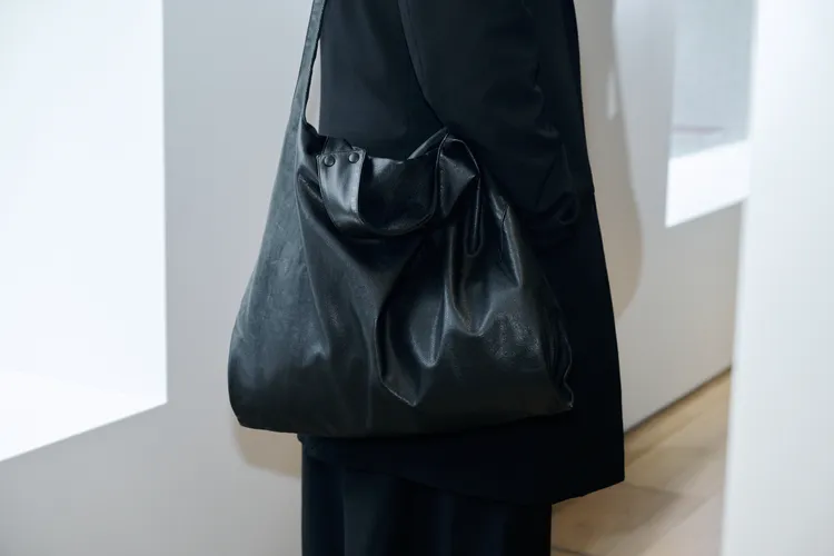 牛皮擁有柔軟觸感與流暢線條。品牌提供