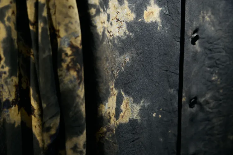 日本京都老工廠將異國印花印製在手紡卡迪斯棉上，打造更加深邃的外觀。品牌提供