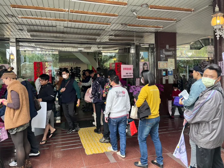 早上九點就有民眾在競選總部門口排隊「搶頭香」。黃捷總部提供