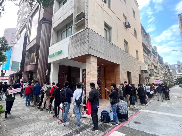 活動還沒開始人潮已經排到隔壁街道上。黃捷總部提供