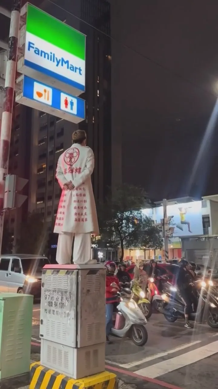 最靠近白衣男的機車騎士抬頭望了他一眼後，便不予理會。翻攝自臉書「爆廢1公社」