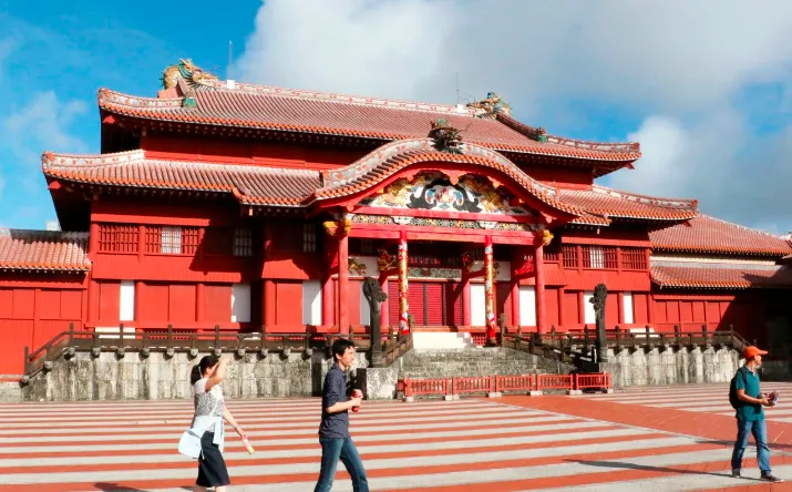 首里城燒毀之前模樣，也是各國遊客到沖繩的必遊景點。美聯社資料照片