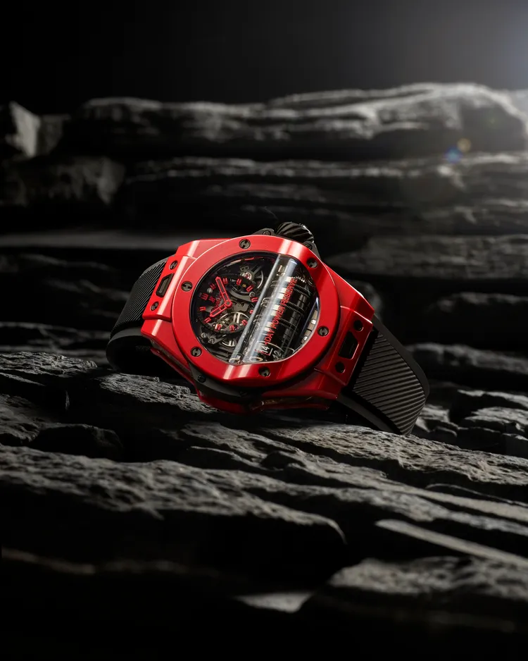 Big Bang MP-11 魔力紅陶瓷腕錶，擁有滿滿運動活力感。品牌提供