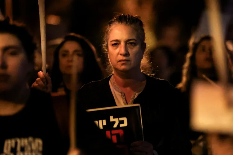 以色列民眾在特拉維夫街頭憤怒抗議。路透社