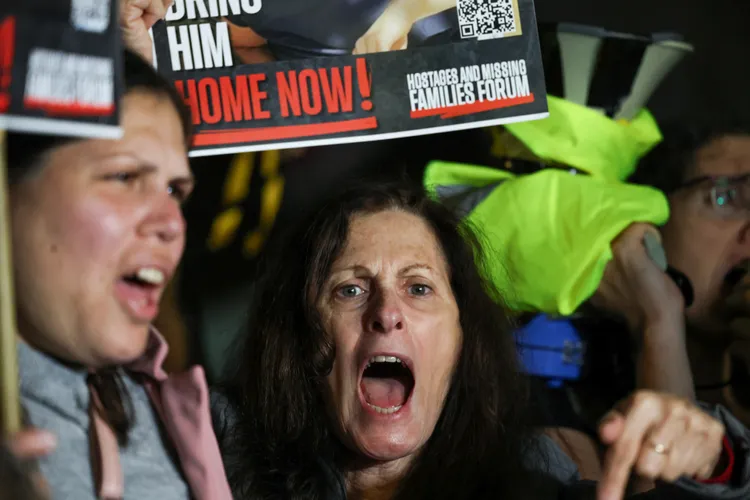 以色列民眾在特拉維夫街頭憤怒抗議。路透社