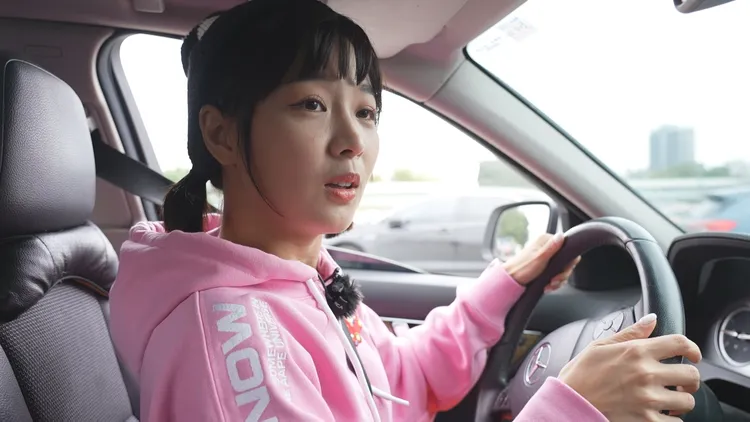 阿翔嫌棄籃籃的開車毫無技術可言。民視提供