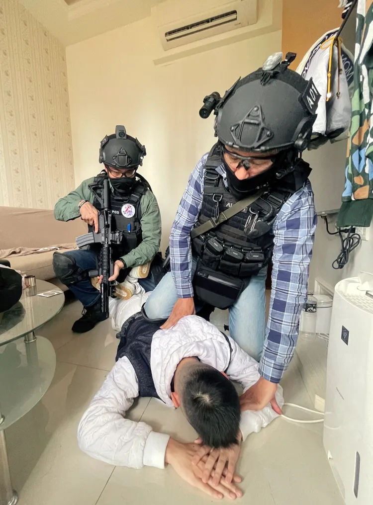 警方壓制系統商洪男。翻攝畫面