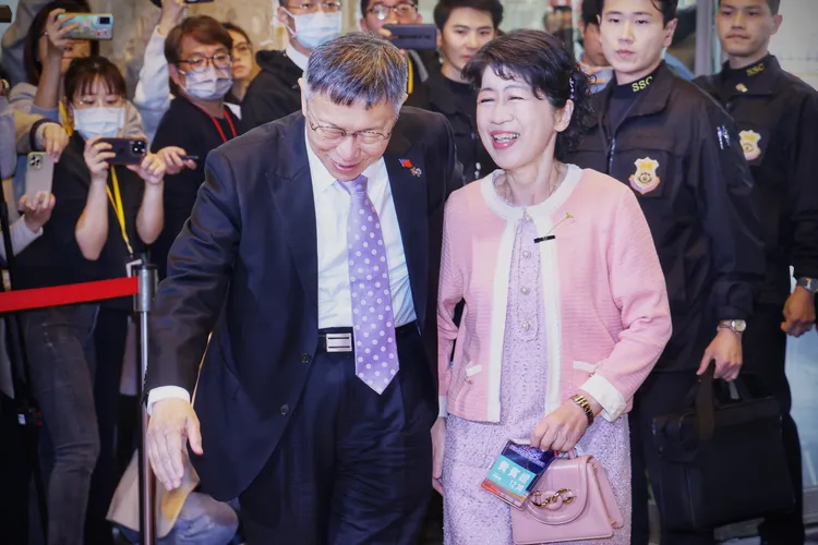 柯文哲和陳佩琪抵達公視。