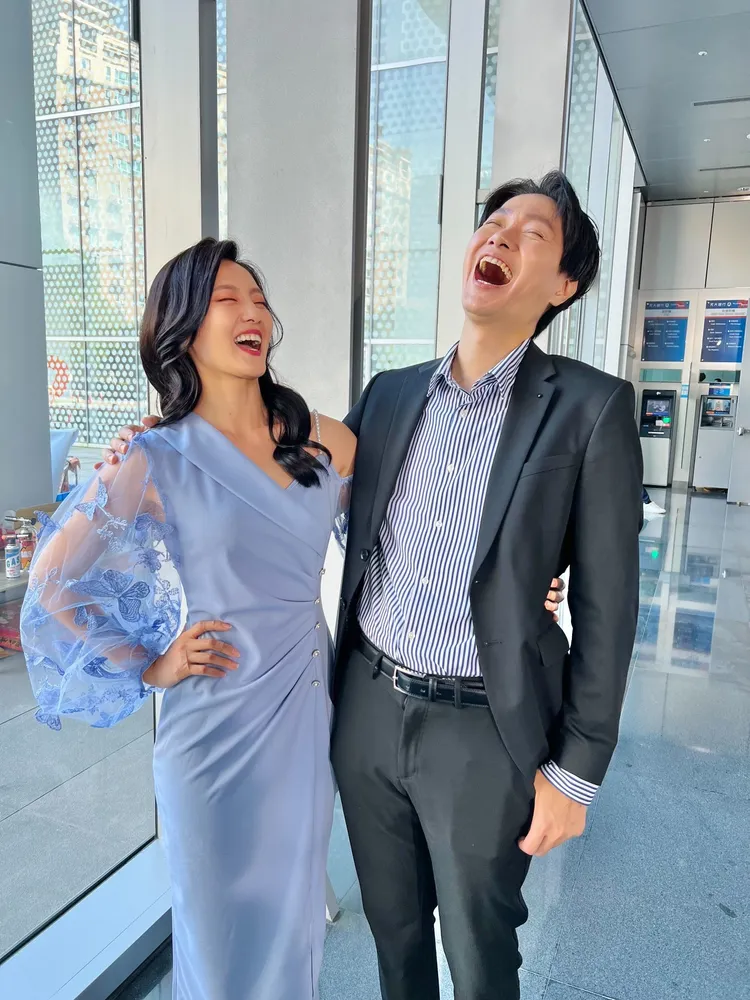 黃少谷（右）欣賞顏曉筠會笑的眼睛。民視提供