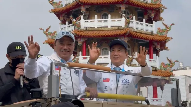 侯友宜今日在高雄旗山、岡山等地車隊掃街，王金平陪同。侯總部提供