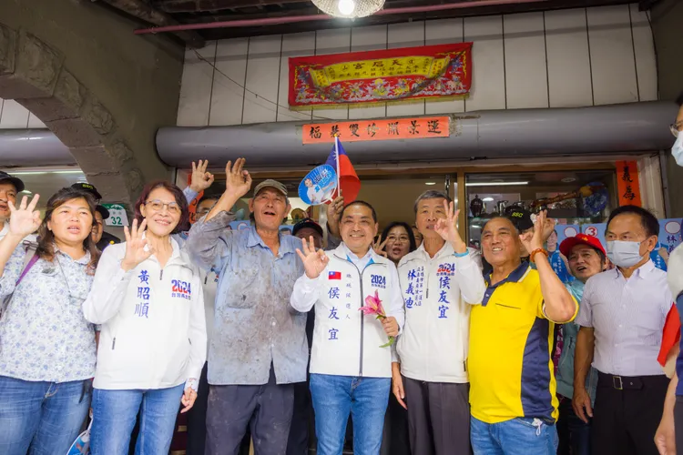 侯友宜今日在高雄旗山、岡山等地車隊掃街。侯總部提供