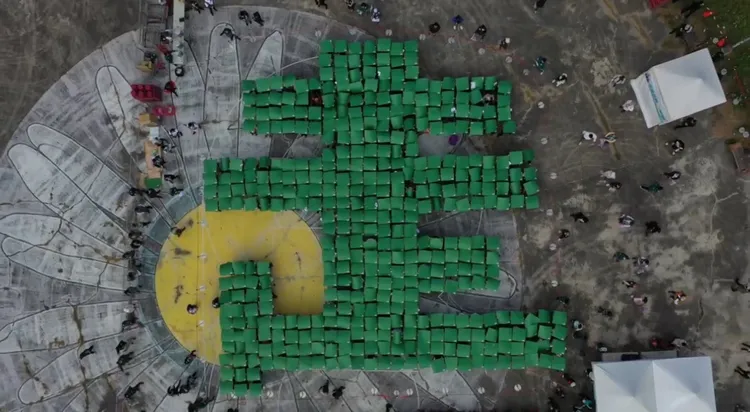 「唱土地的歌，拼咱的希望」第二天前進高雄，支持群眾拼出「走」字。賴總部提供