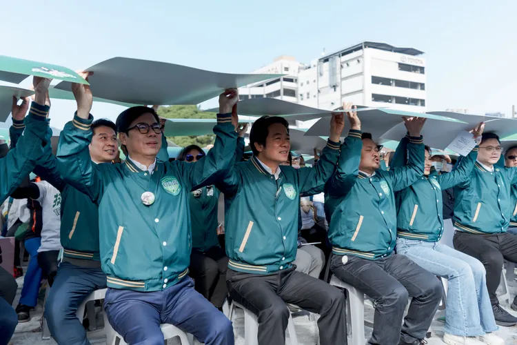 「唱土地的歌，拼咱的希望」第二天活動前進高雄，賴清德與支持群眾拼出「走」字。賴總部提供