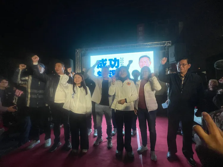 丁學忠勝選，雲林縣長張麗善等人趕到總部致賀。丁學忠競總提供