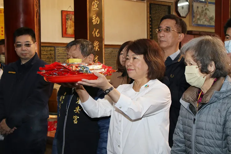 黃敏惠投完票後前往參拜。嘉市府提供
